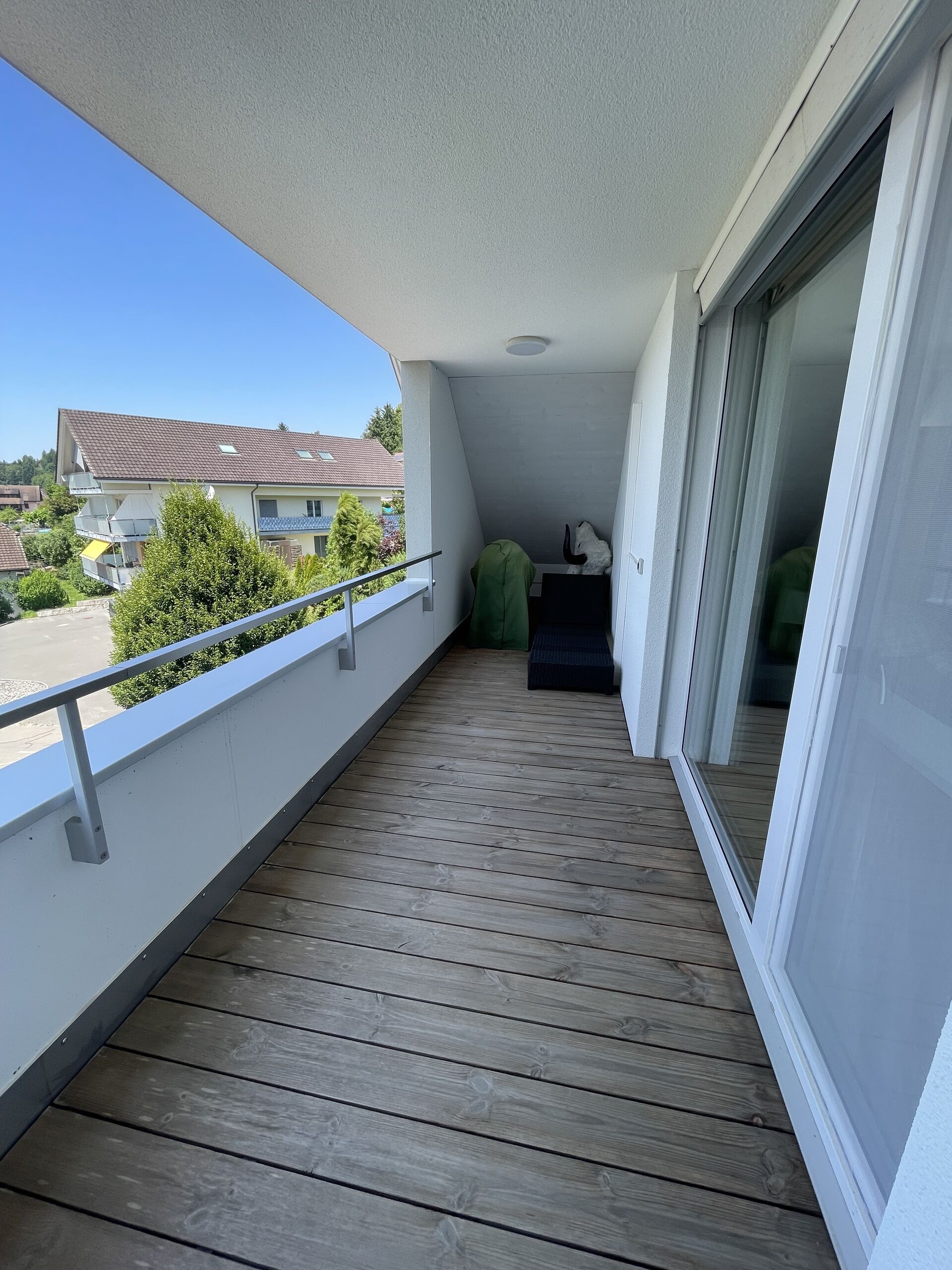 Balkon mit Holzbelag und Ausblick