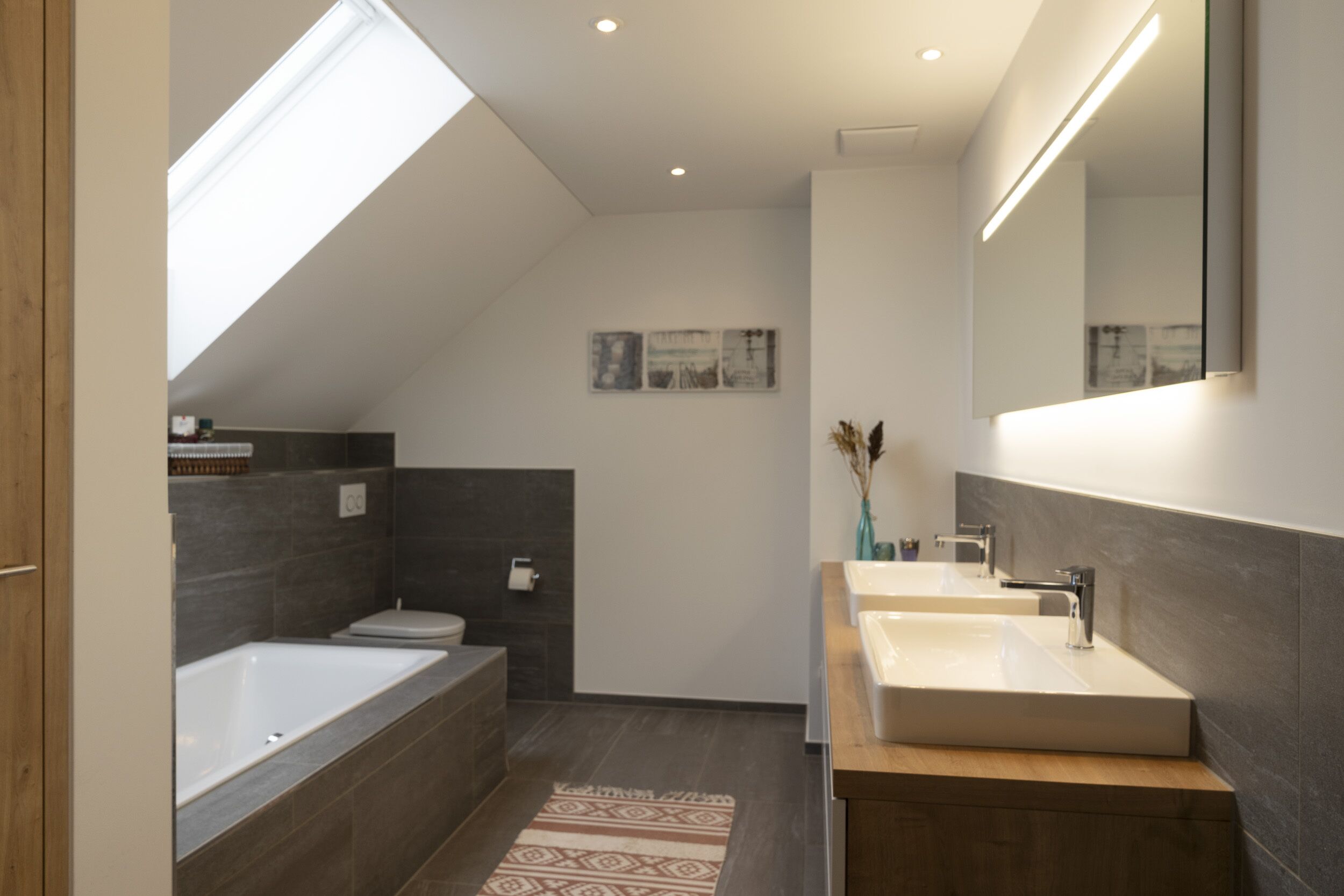 Modernes Dachgeschossbad mit Badewanne und Doppelwaschtisch