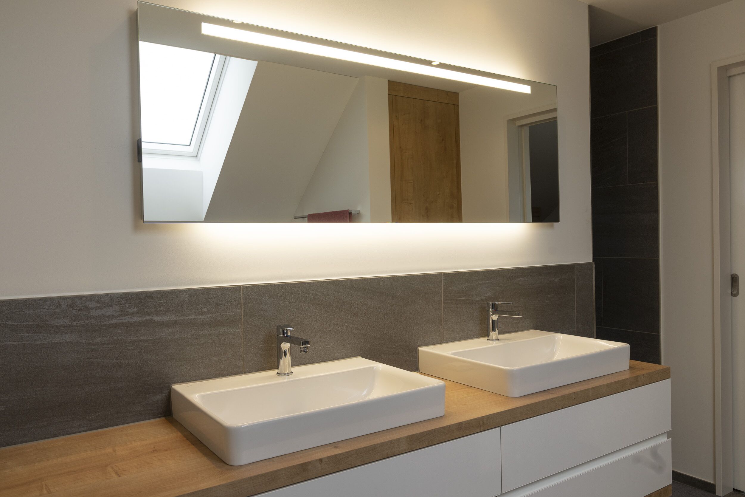 Modernes Doppelwaschbecken-Badezimmer