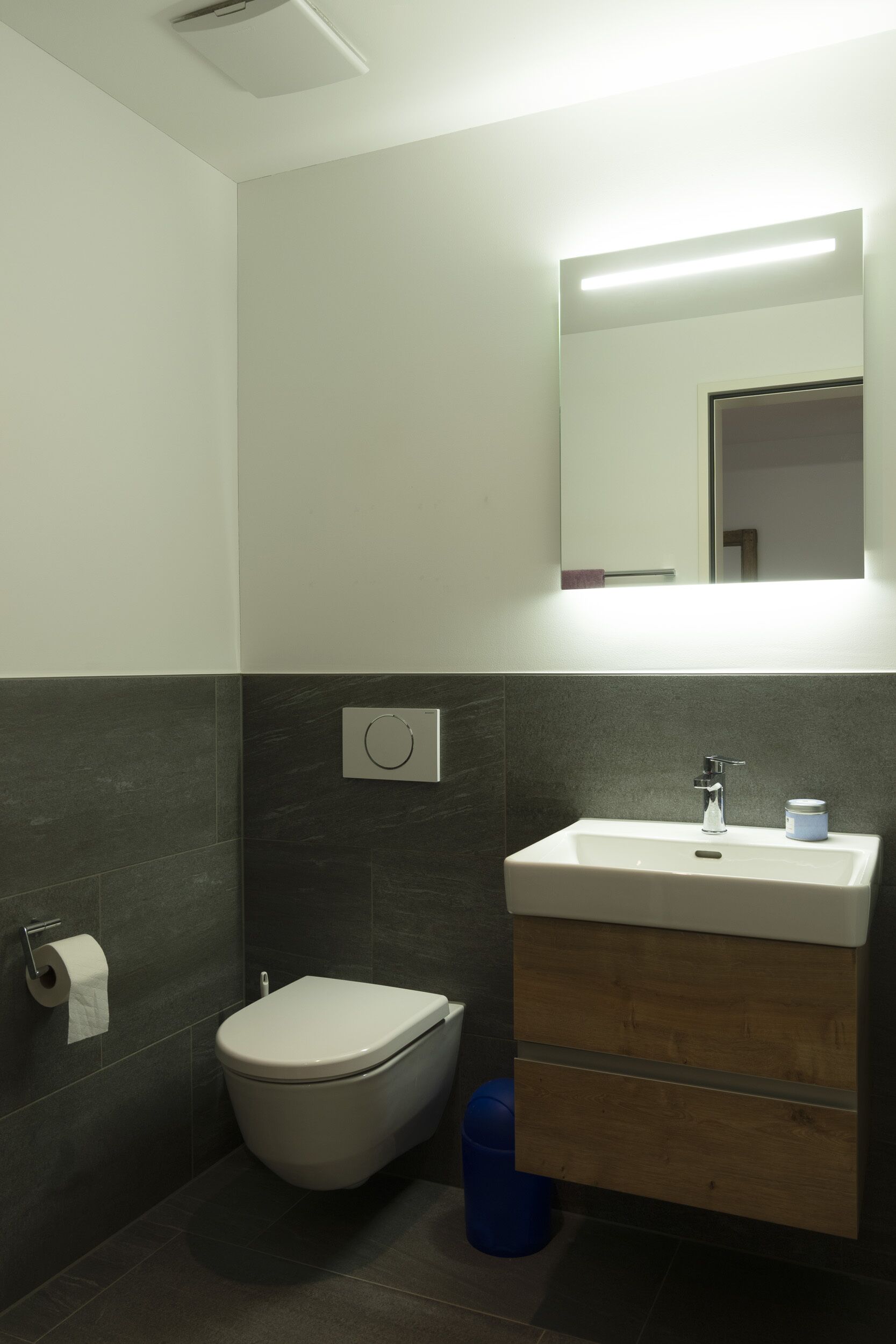 Modernes Gäste-WC mit Waschtisch und Wand-WC