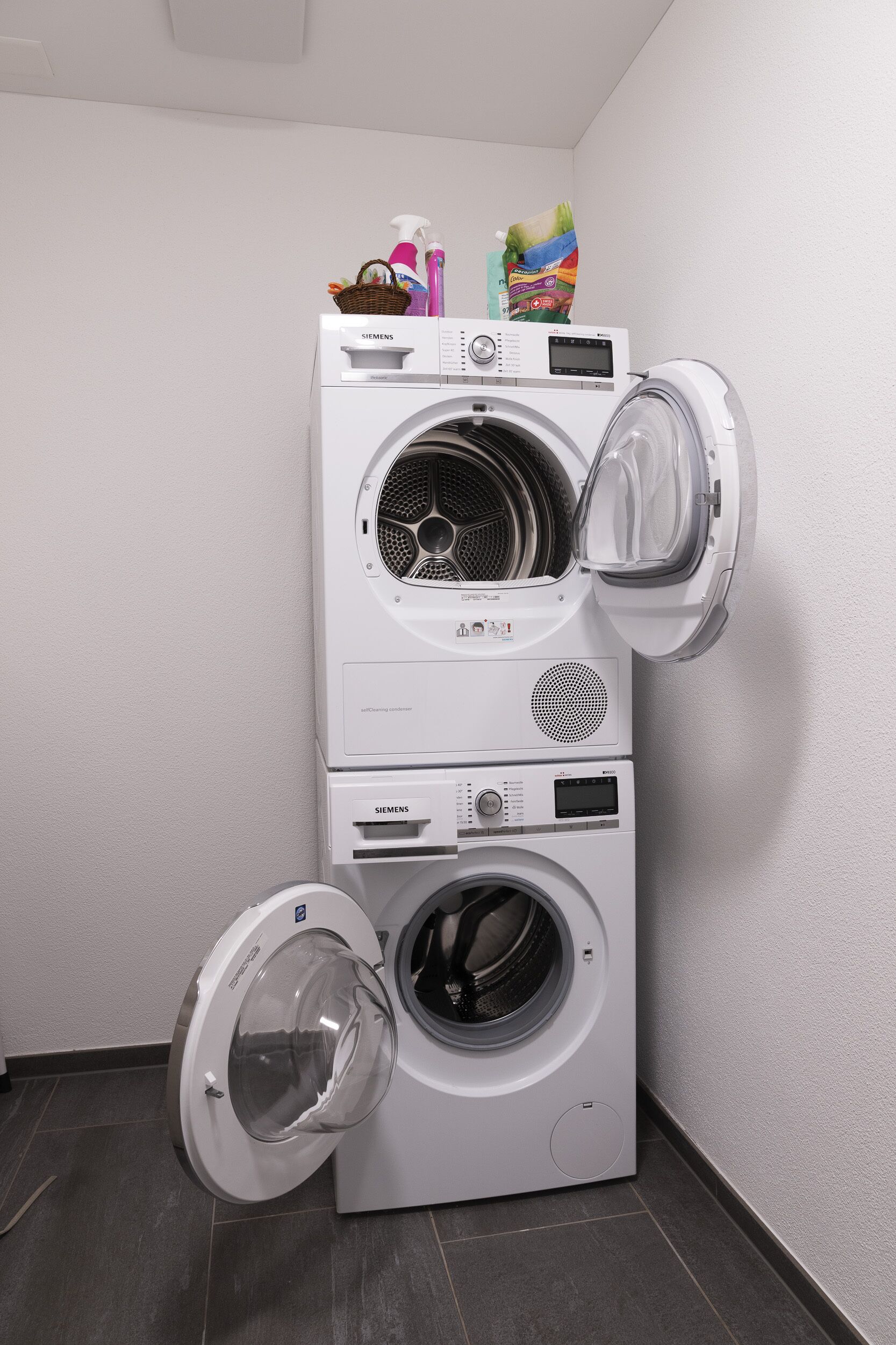 Hauswirtschaftsraum mit Waschmaschine und Trockner