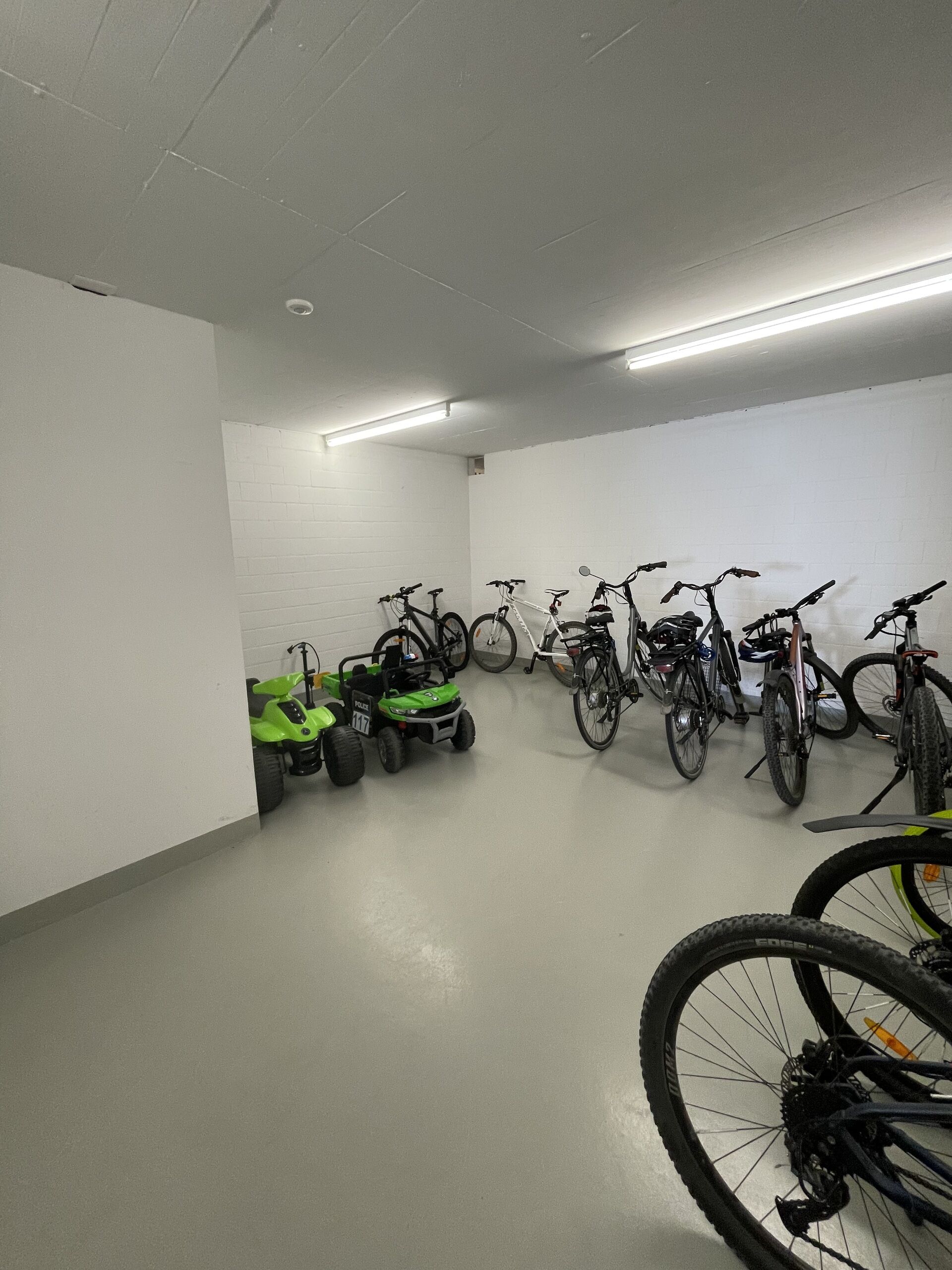 Fahrradkeller mit mehreren Fahrrädern