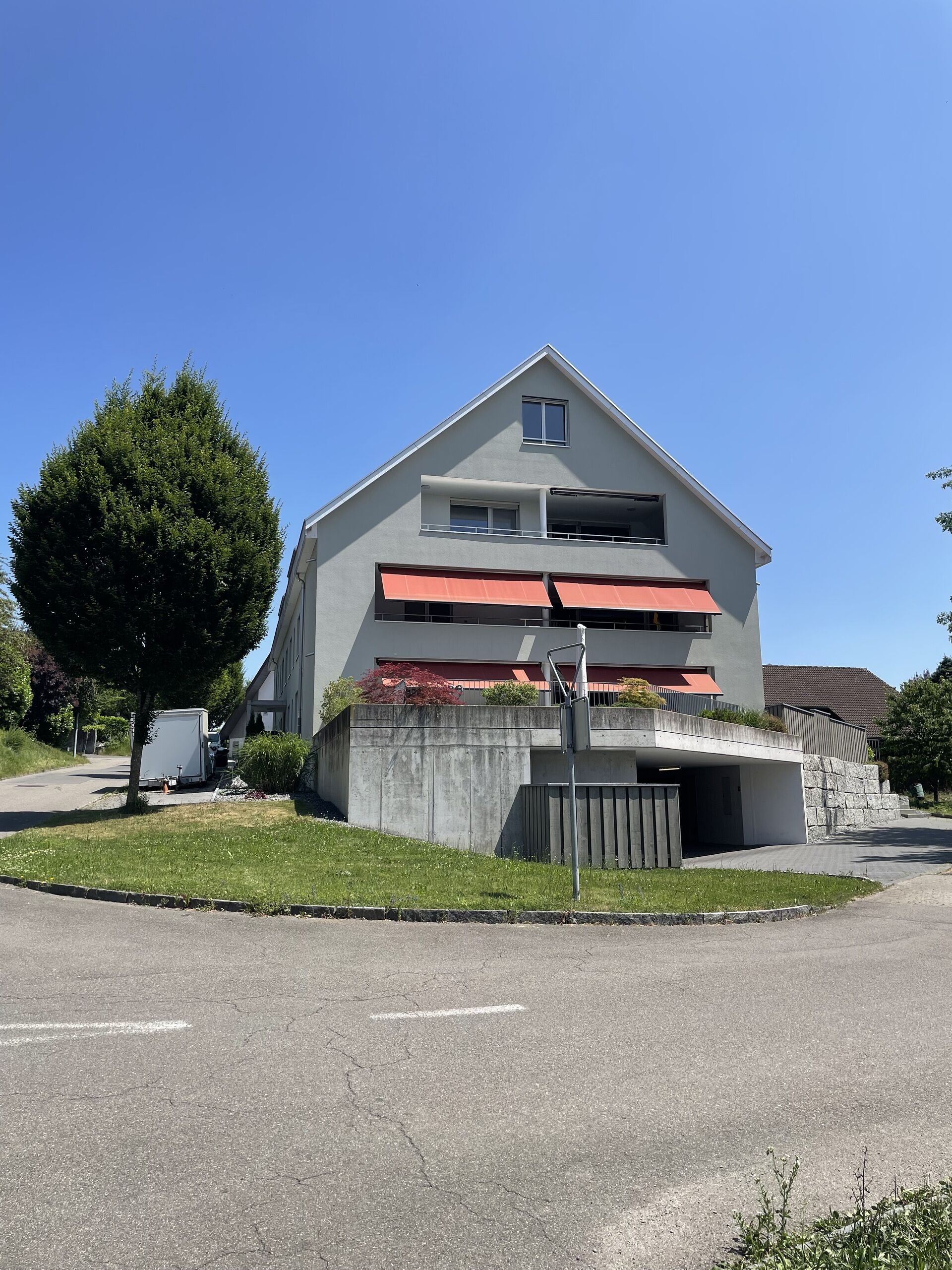 Außenansicht eines Mehrfamilien- oder Wohnhauses mit Giebeldach