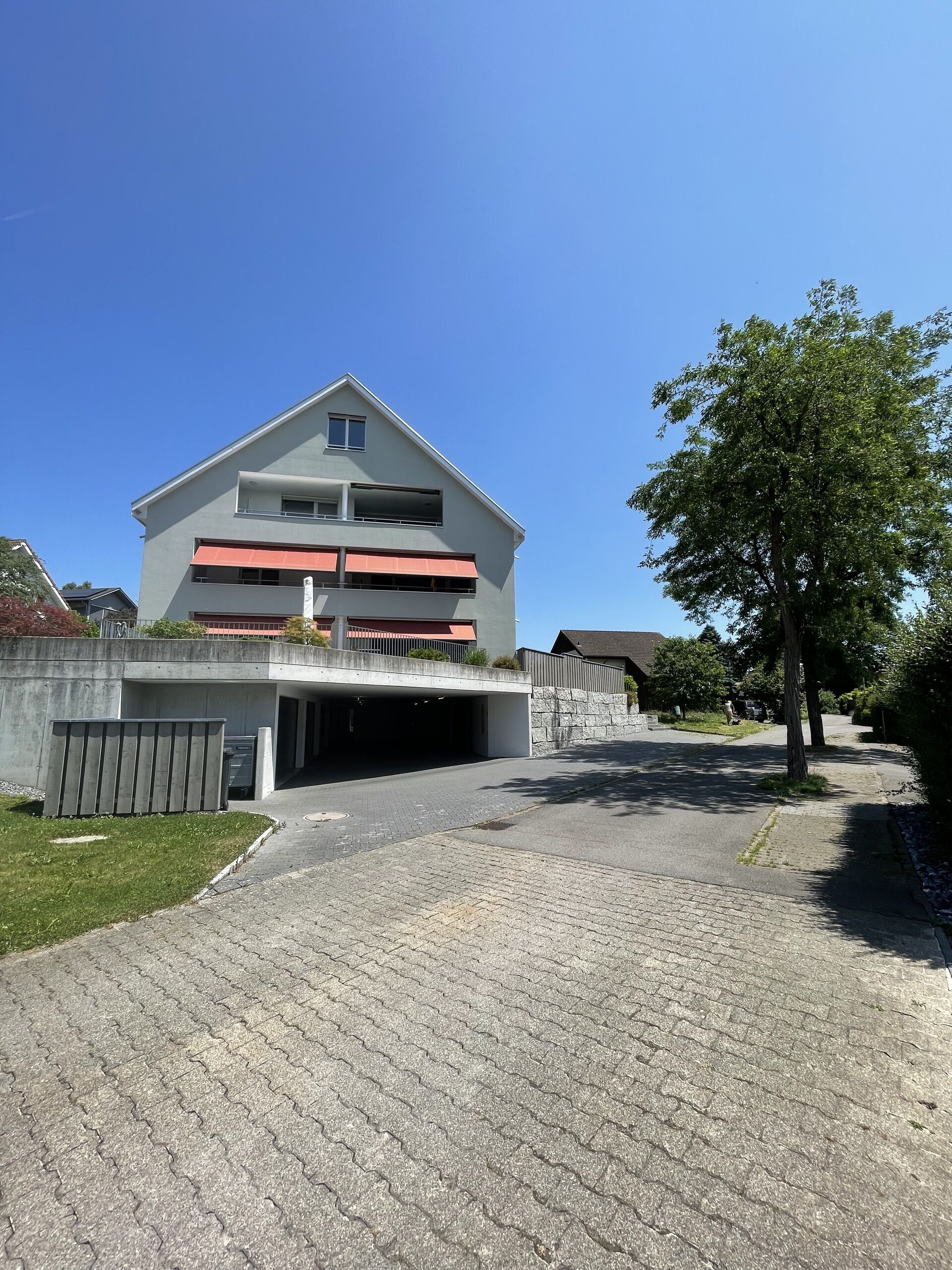 Modernes Wohnhaus mit Zufahrt