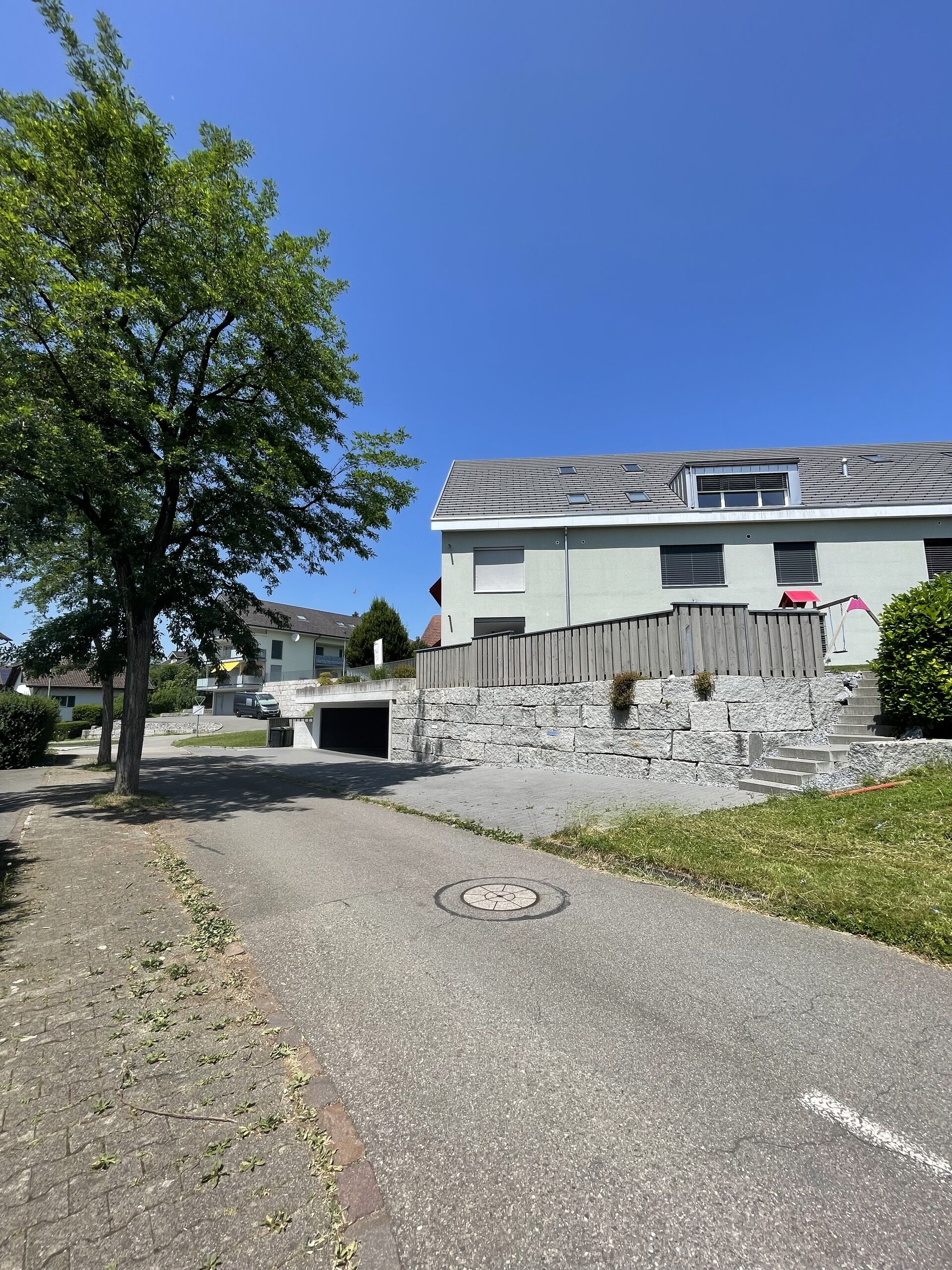 Wohnhaus mit Zufahrt und Vorgarten