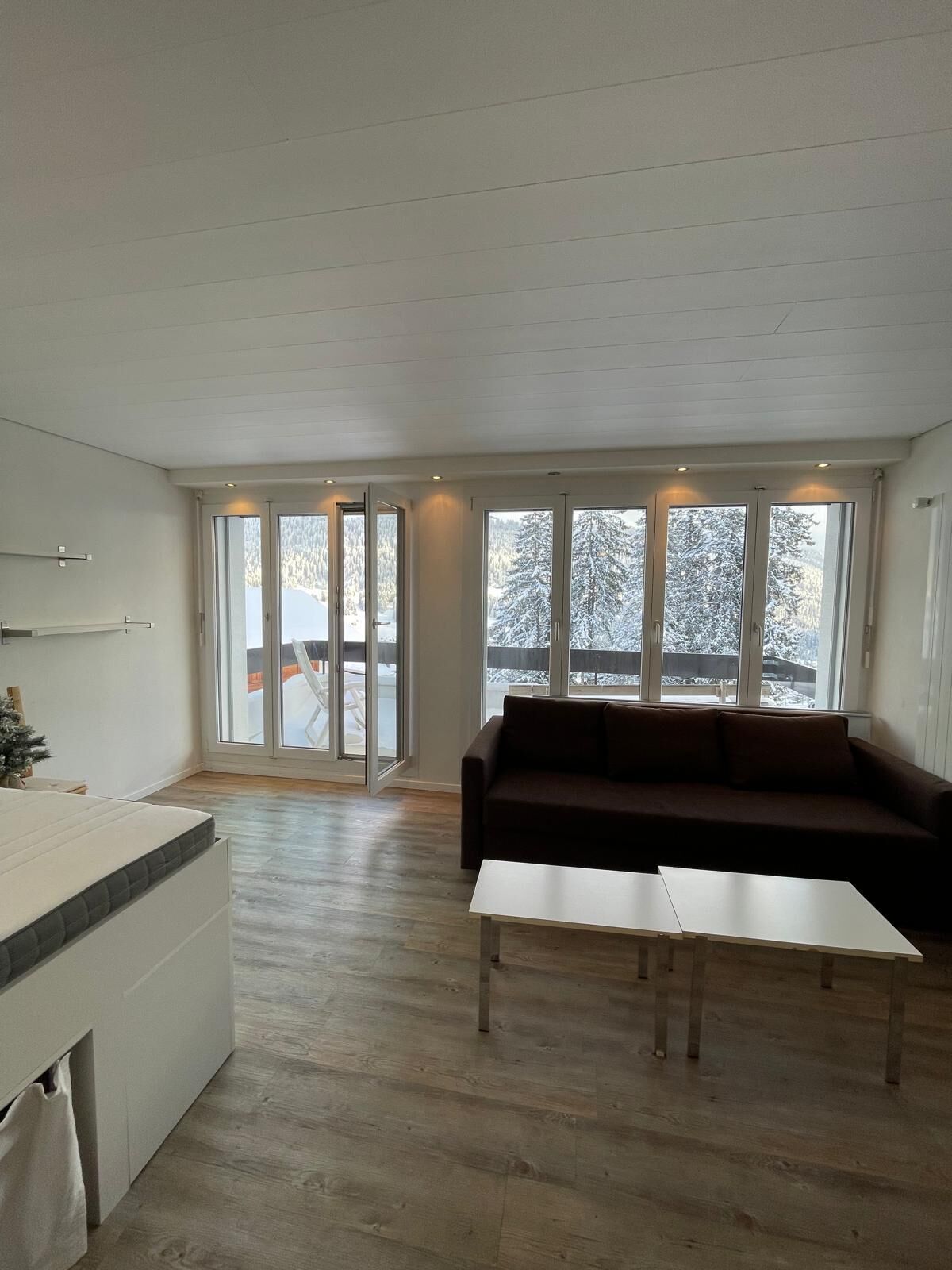 Helles Wohnzimmer mit Bergblick