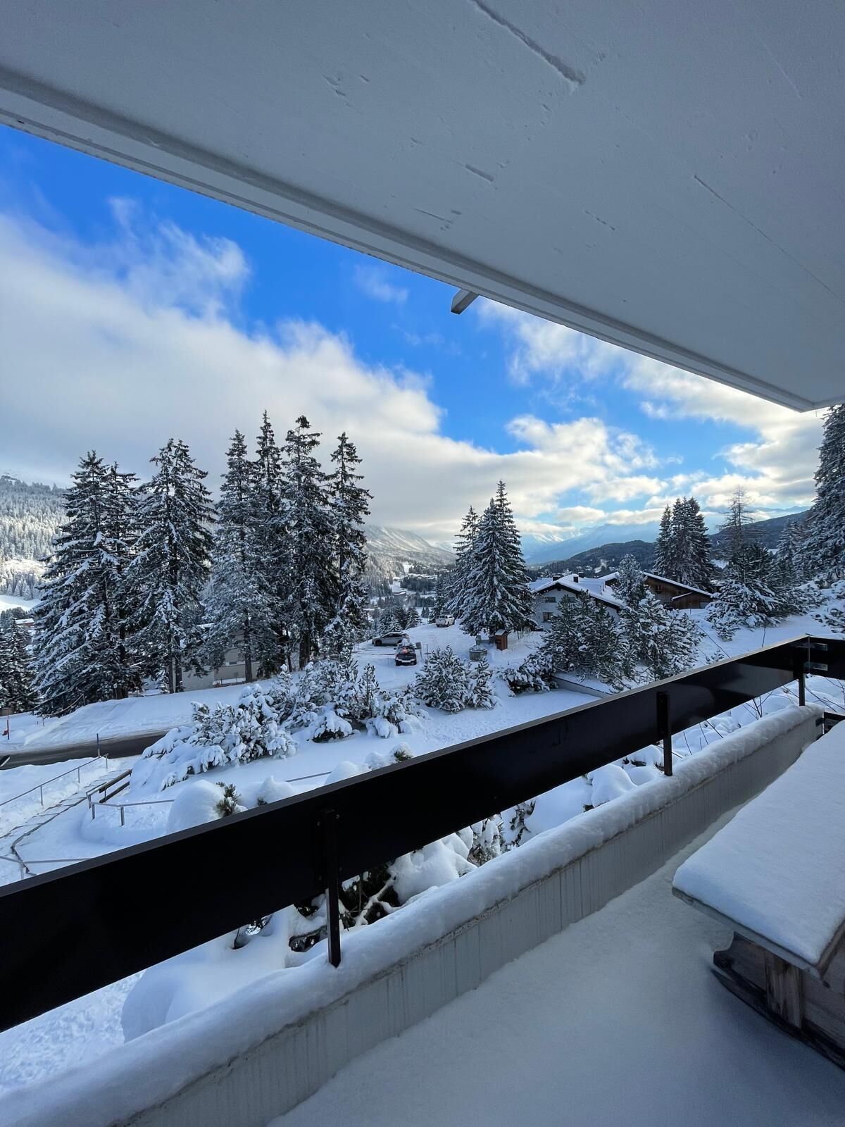 Verschneiter Balkon mit Bergblick