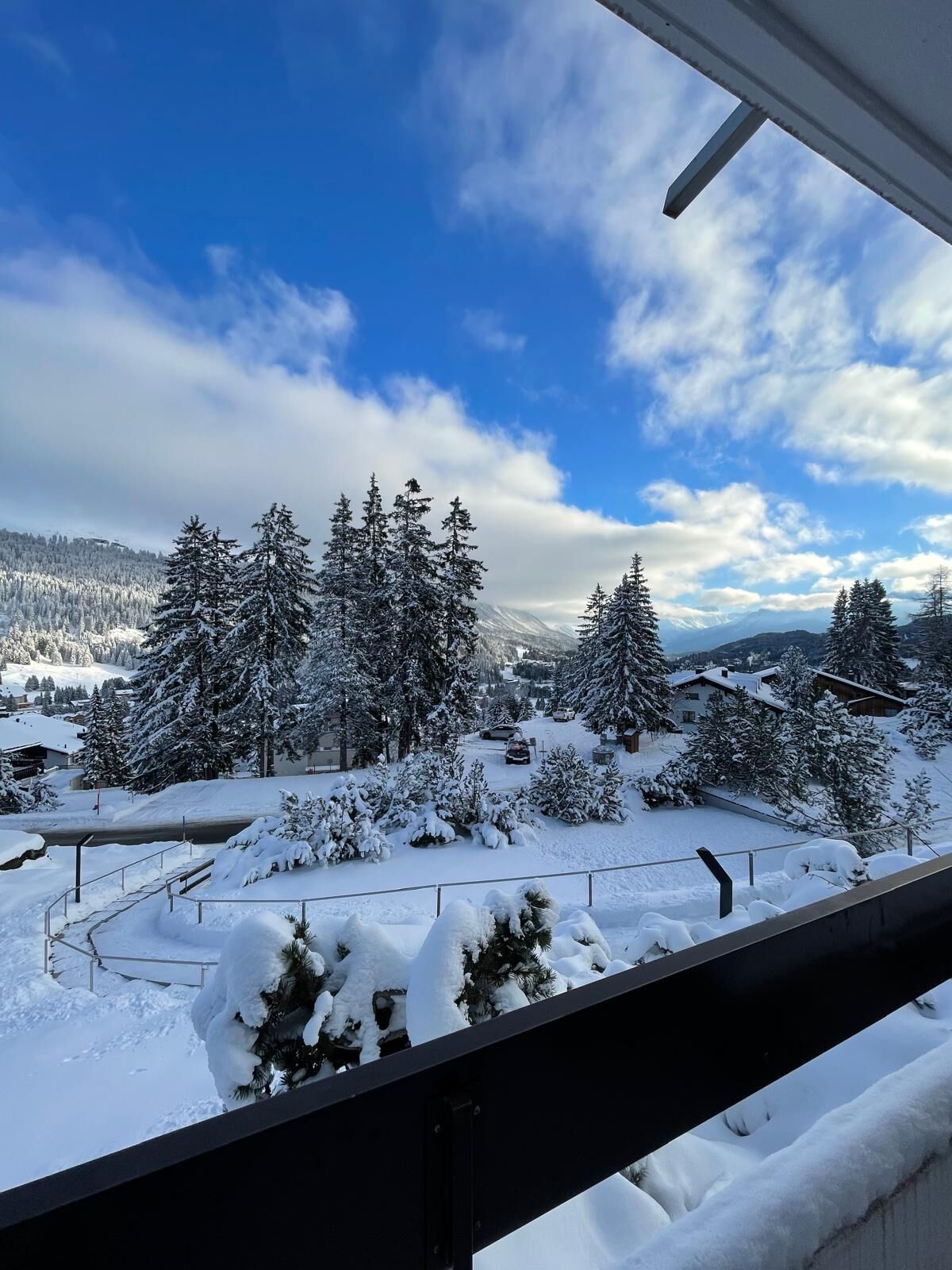 Schneebedeckter Bergblick vom Balkon