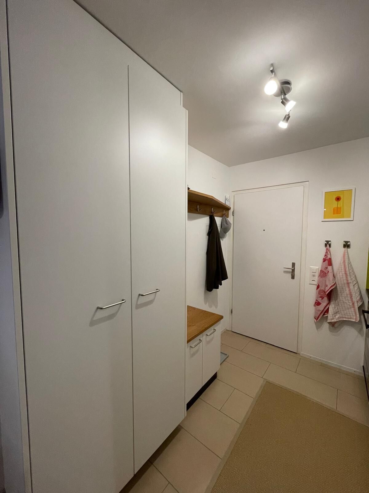 Heller Eingangsbereich mit Garderobenschrank