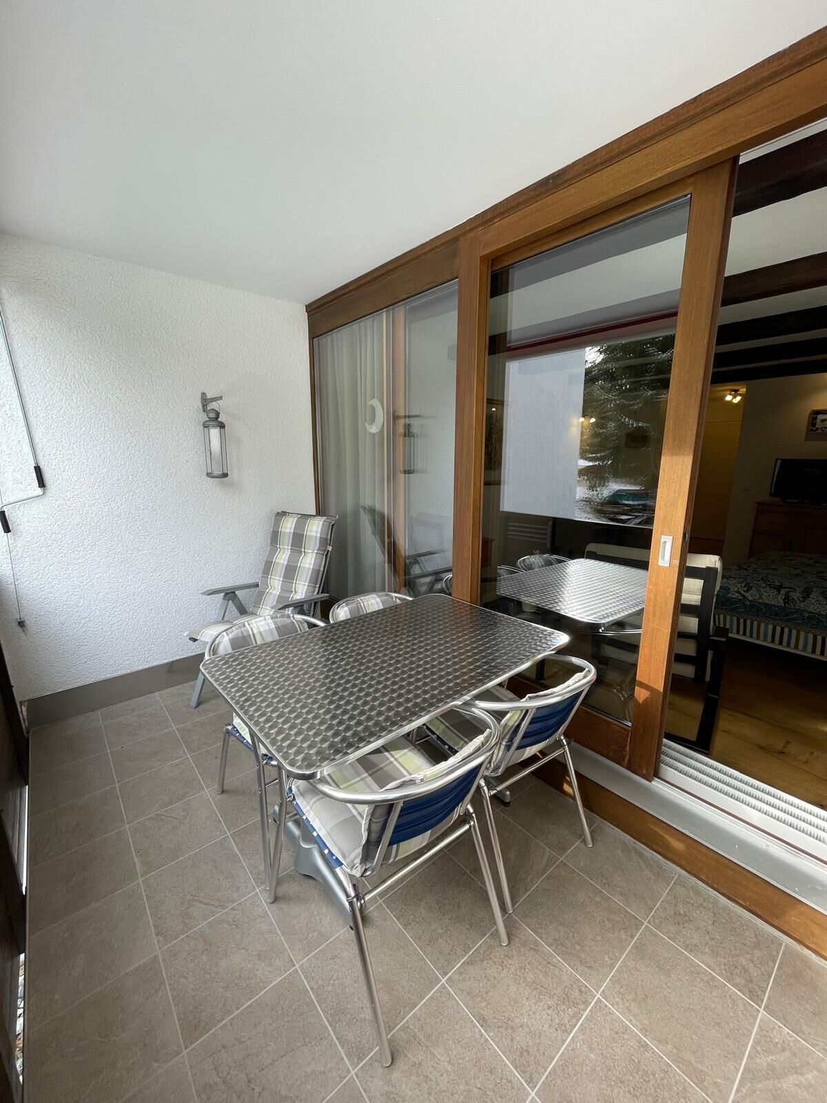 Überdachter Balkon mit Sitzgruppe