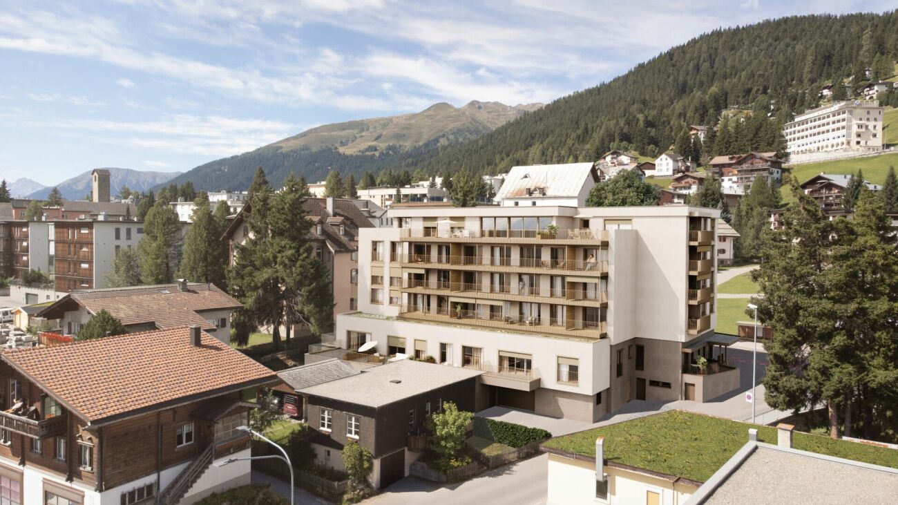 Alpines Ortsbild mit Apartmenthaus
