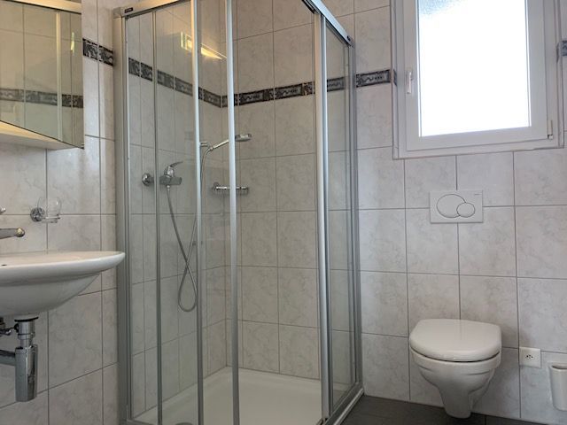 Badezimmer mit Dusche und WC