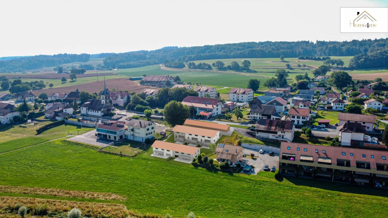 Luftaufnahme eines ländlichen Orts mit markierten Neubauten