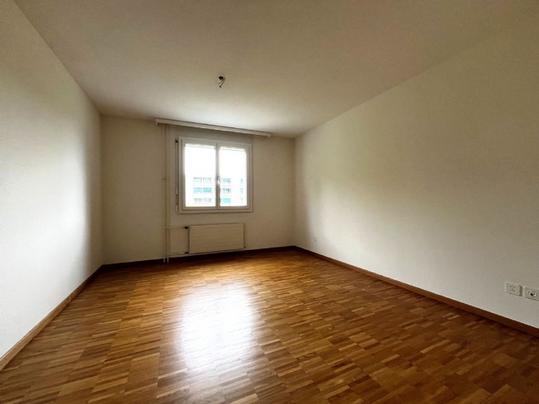 Leerer Wohnraum mit Fenster