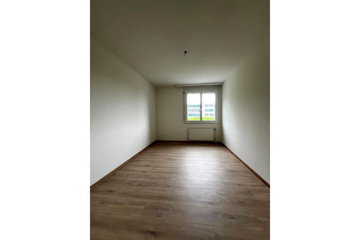 Leerer, länglicher Raum mit Fenster
