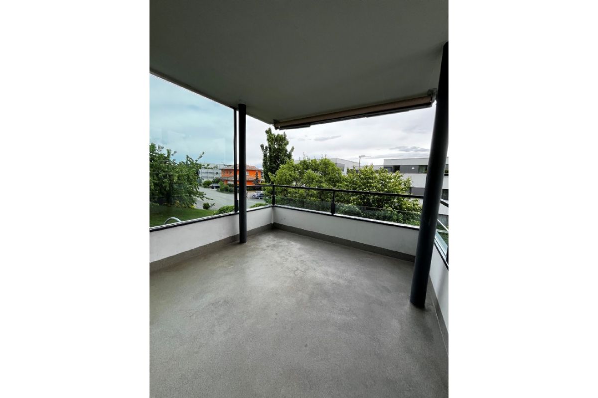 Überdachter Balkon mit Ausblick ins Grüne