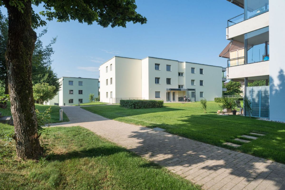 Moderne Wohnanlage mit Grünfläche