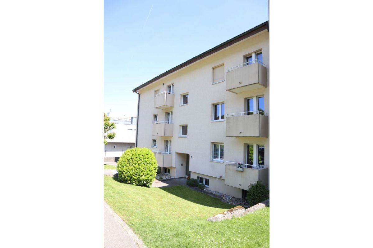Mehrfamilienhaus mit Balkonen