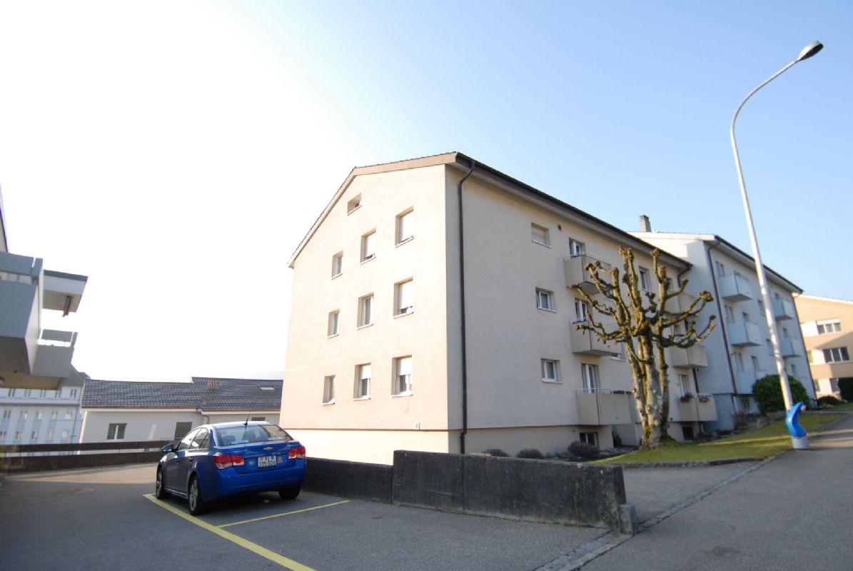 Wohnanlage mit Parkplatz