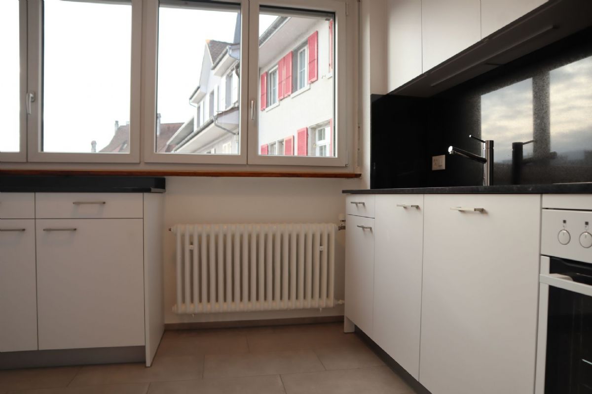 Helle Küche mit Fensterblick