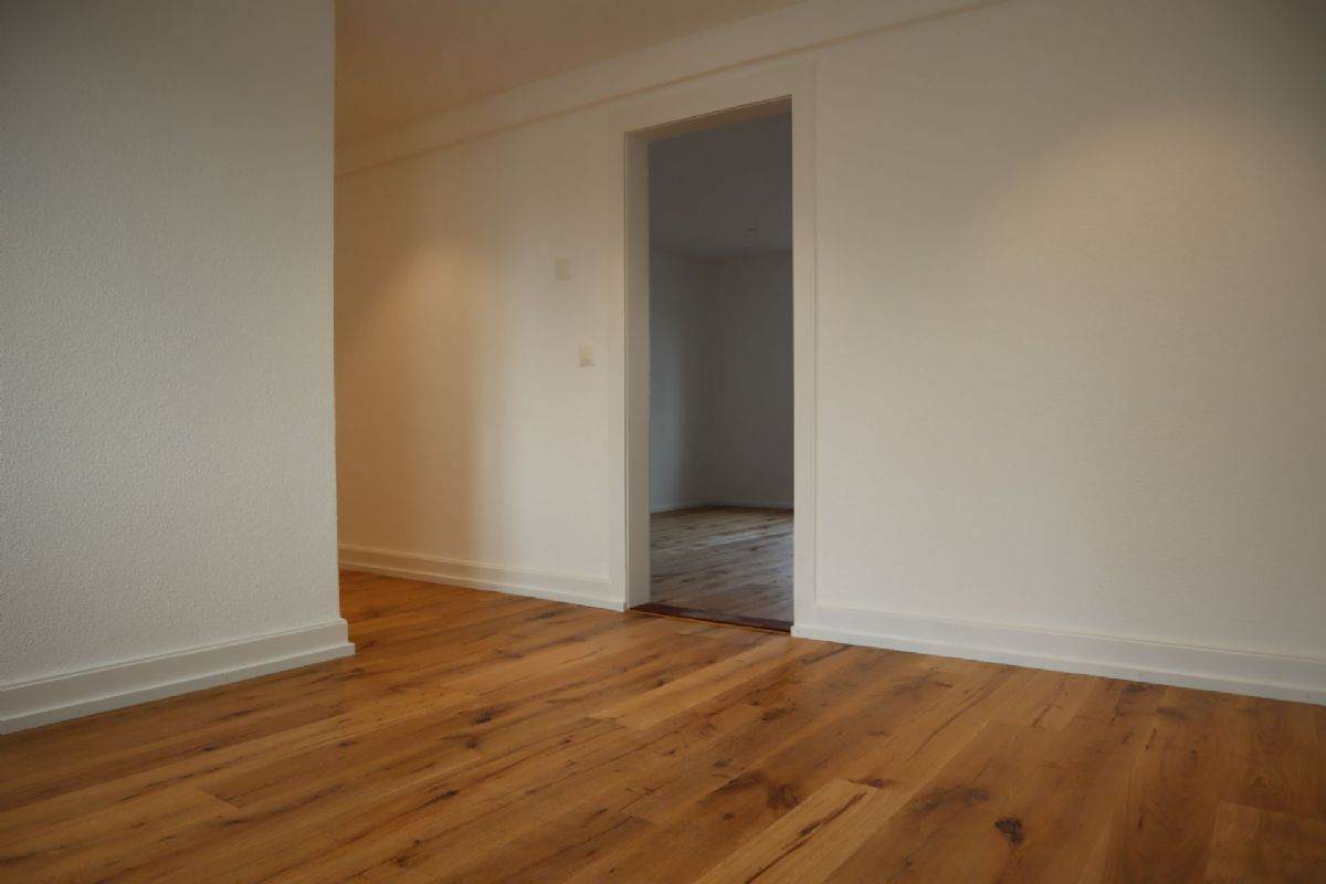 Leerer Wohnraum mit Holzboden
