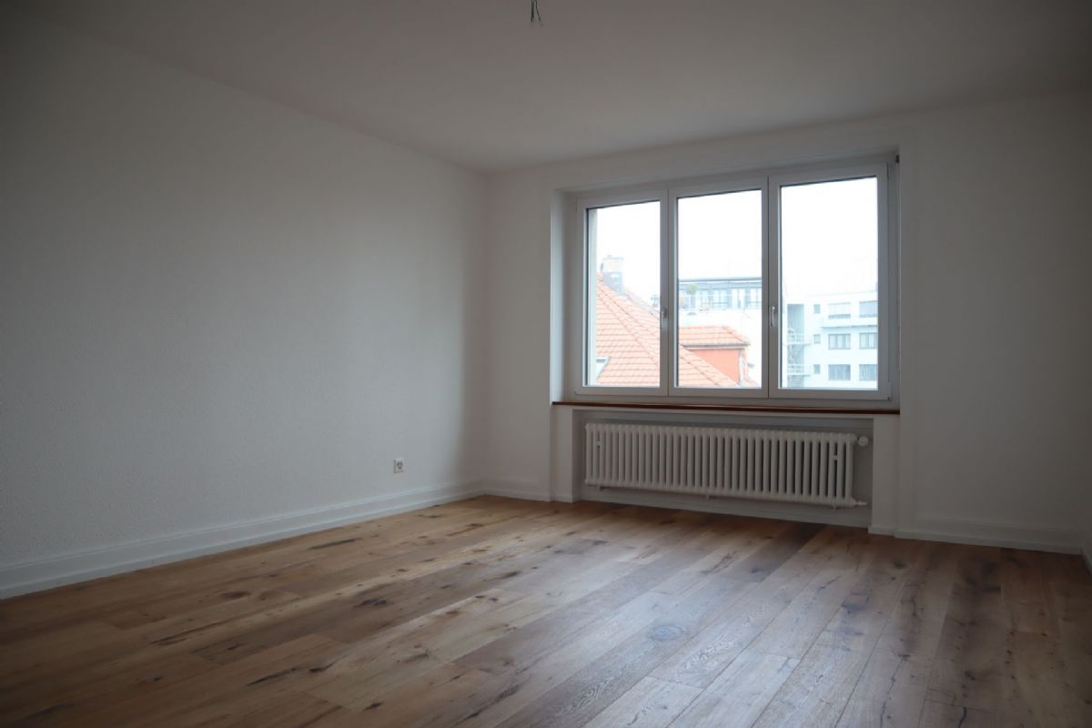Leeres Zimmer mit Holzboden und Fenster