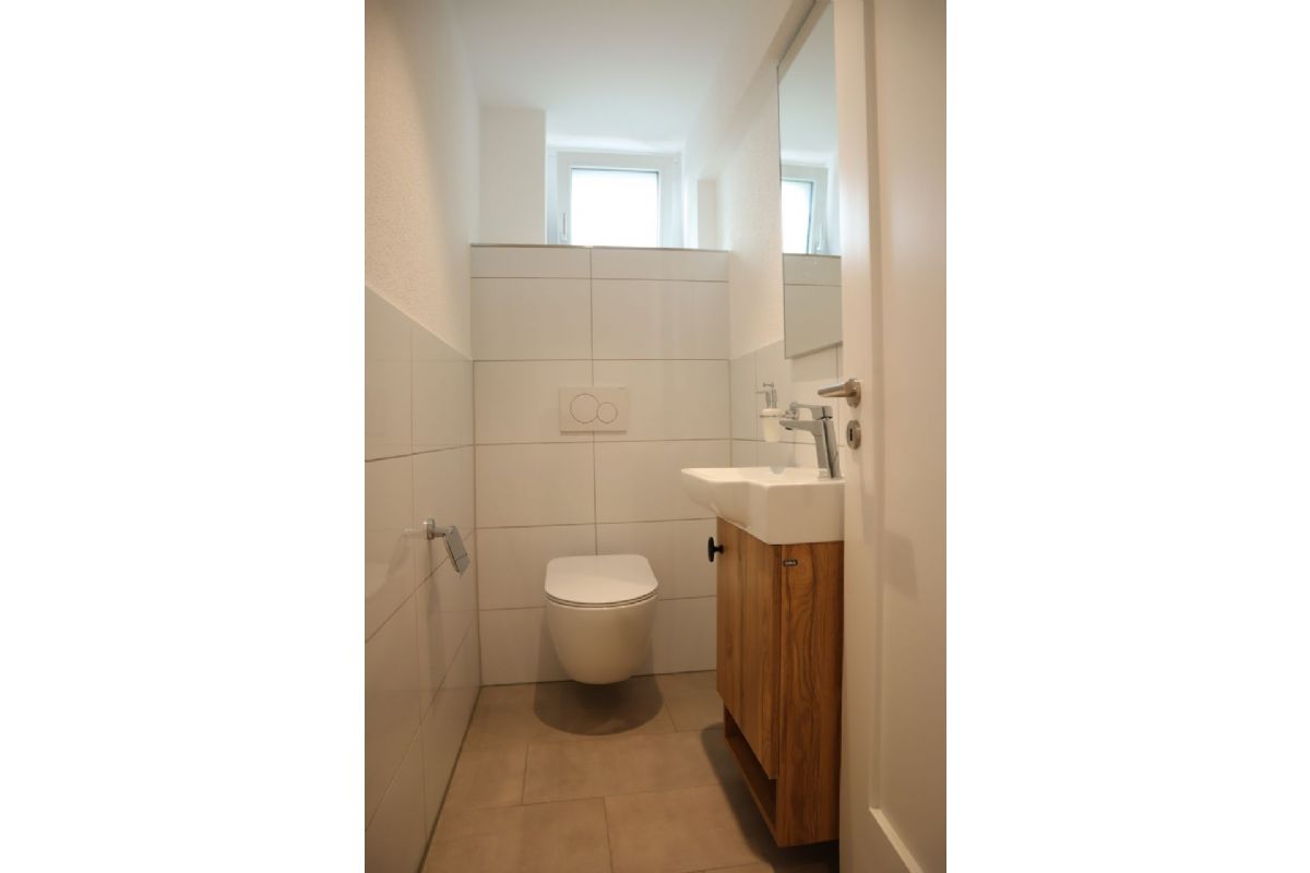 Gäste-WC mit wandhängendem WC und Waschtisch