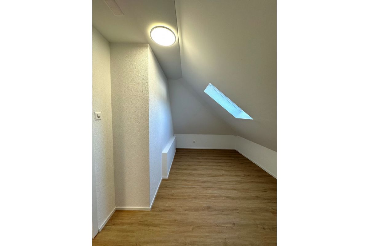 Dachzimmer mit Schrägdach und Dachfenster