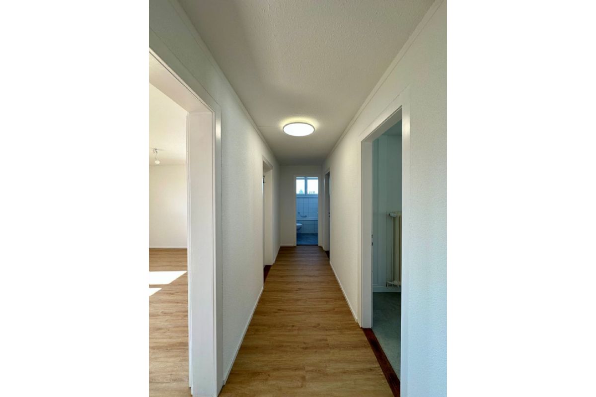 Flur mit Blick in angrenzende Räume