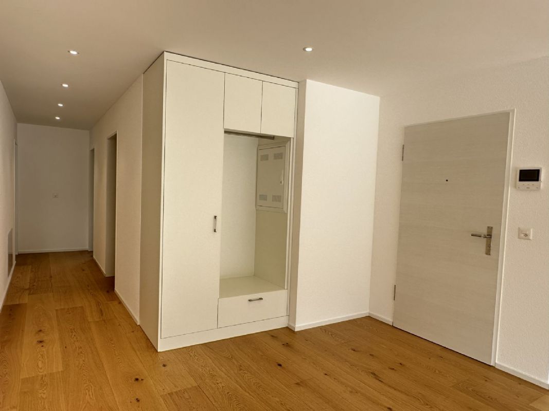 Heller Flur mit Einbauschrank