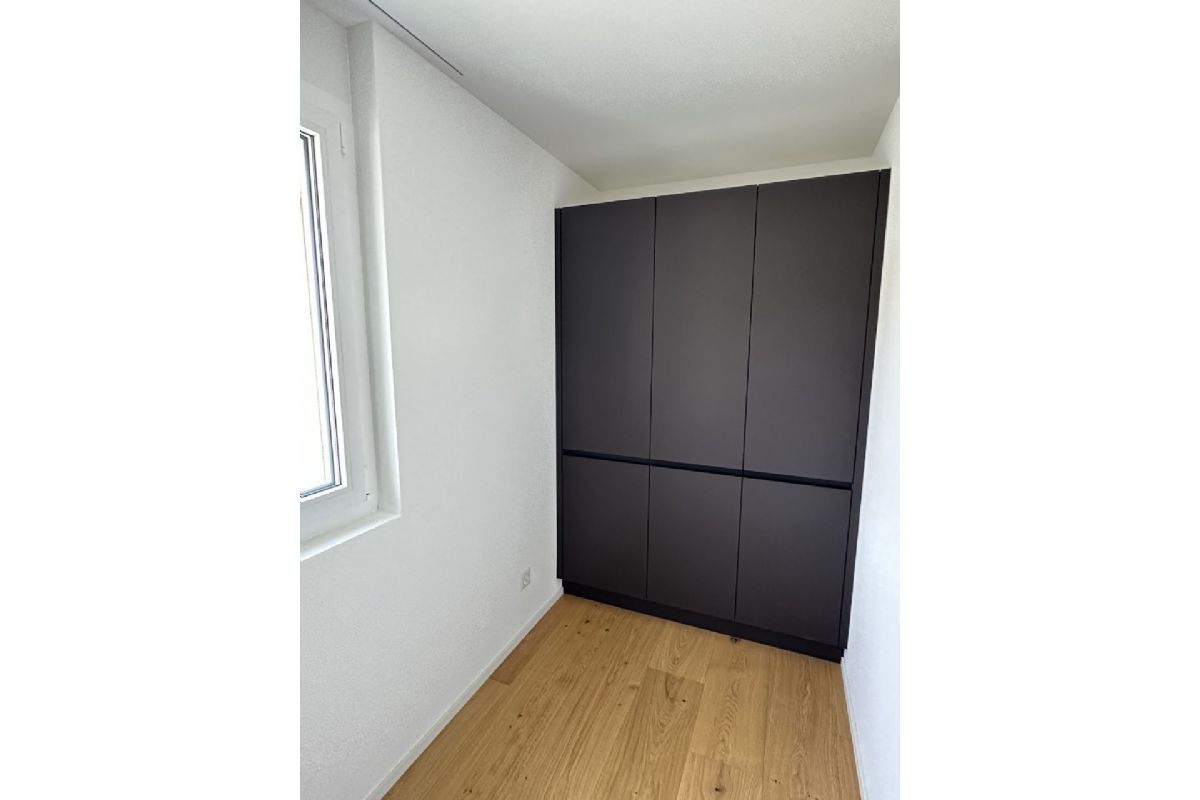 Kleiner, heller Raum mit Einbauschrank