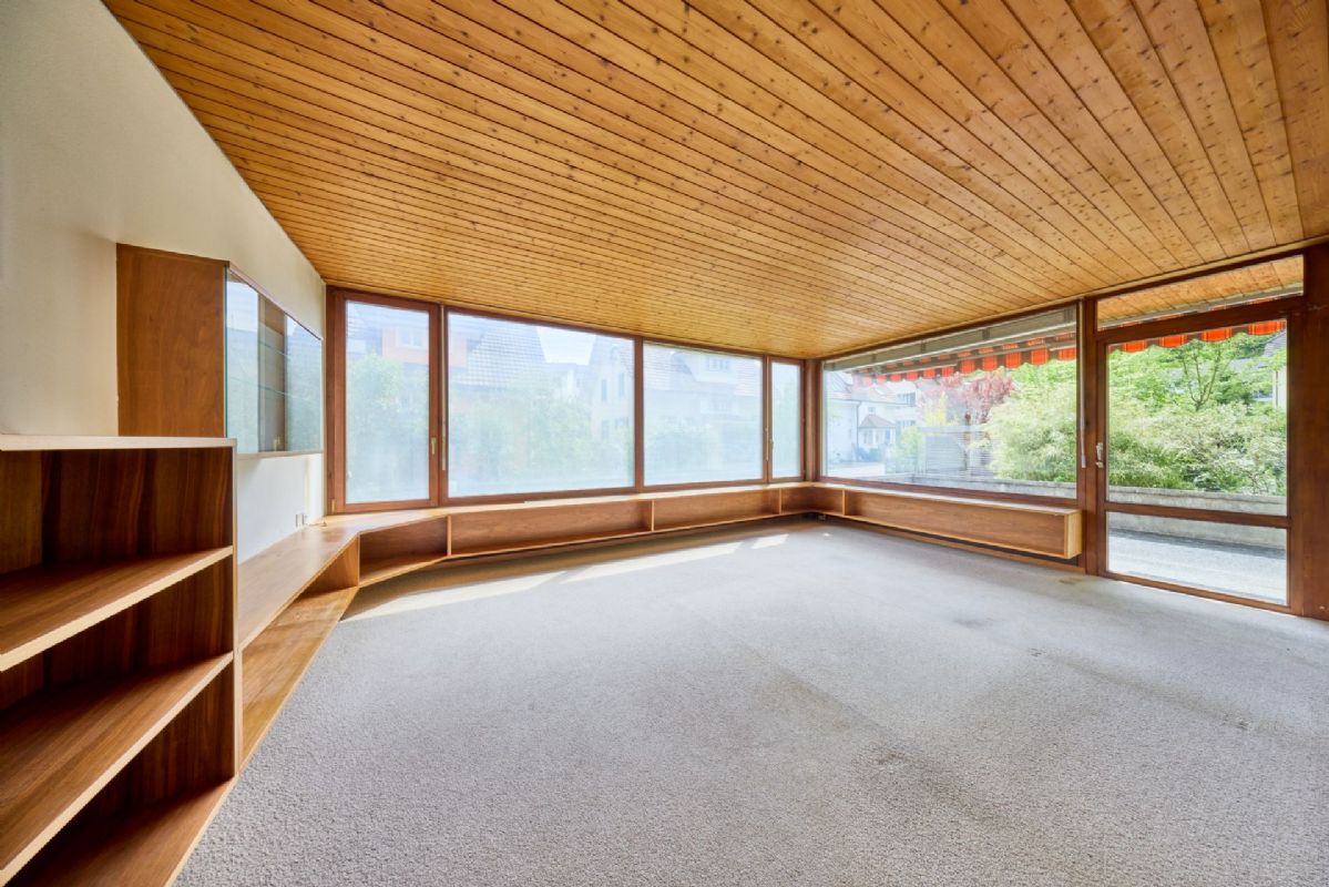 Großer heller Wohnraum mit Panoramafenstern