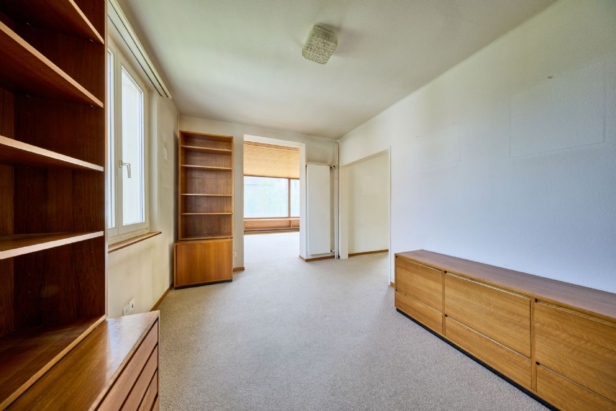 Helles Zimmer mit Einbauschränken
