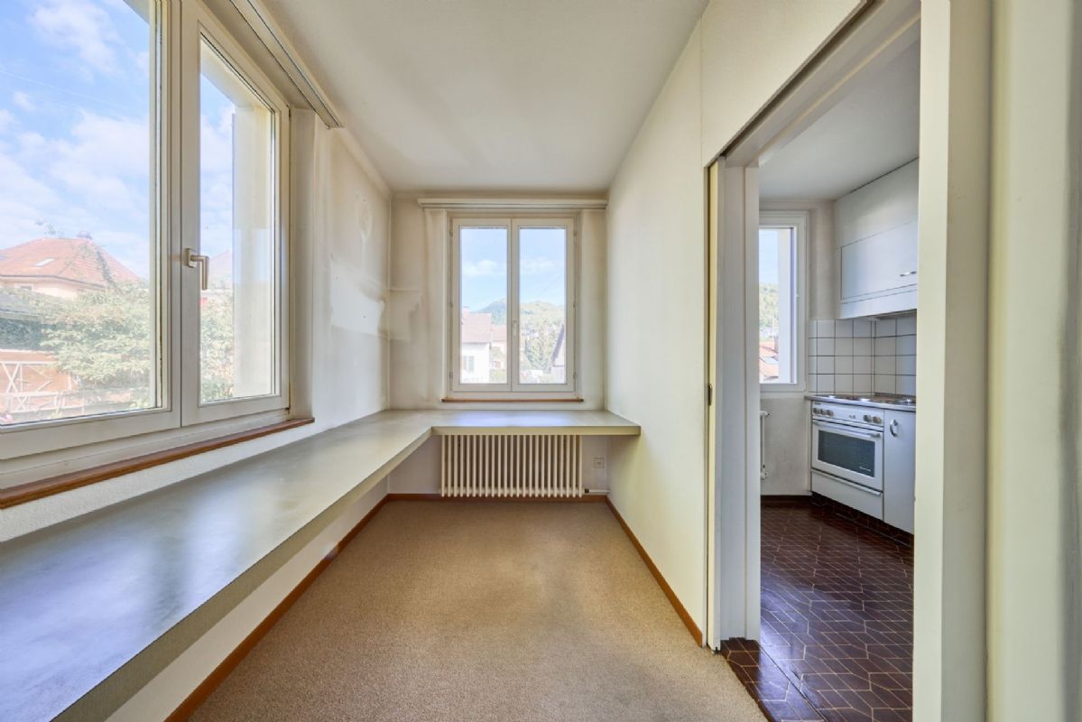 Heller Durchgangsraum mit Blick in die Küche