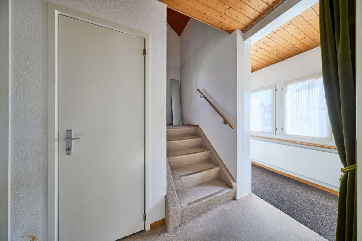 Innenbereich mit Treppe und Dachschrägen