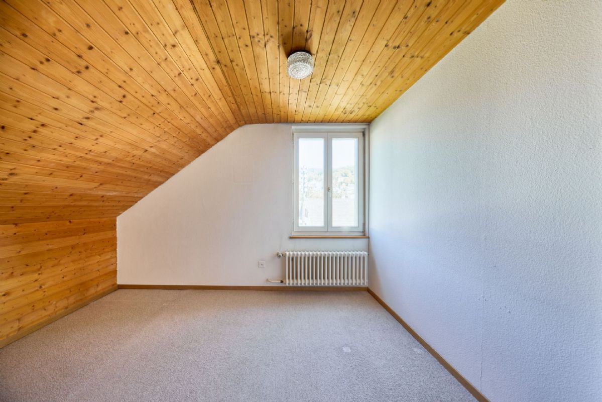 Dachzimmer mit Holzdecke