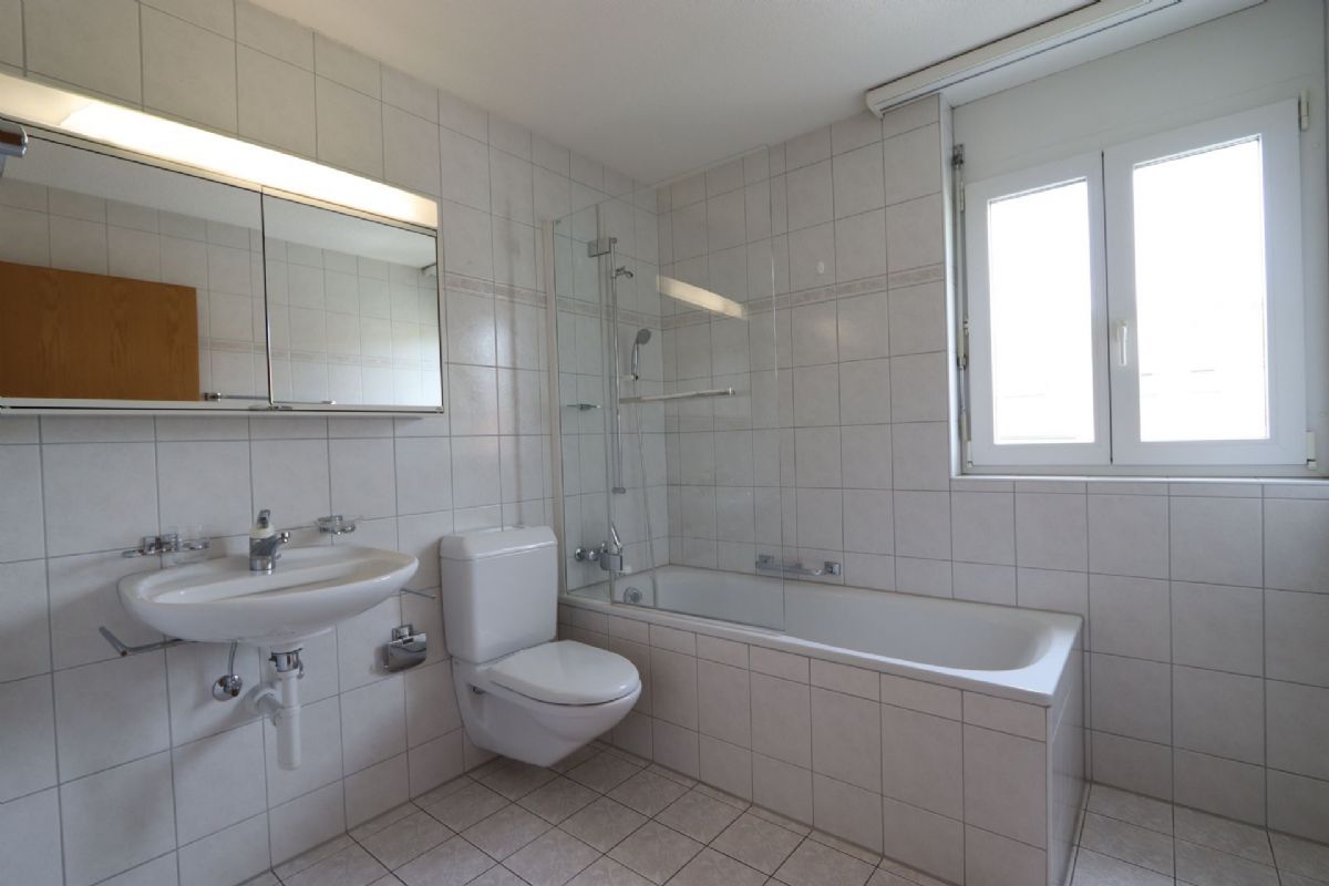 Helles Badezimmer mit Wanne, Dusche und Wandtoilette