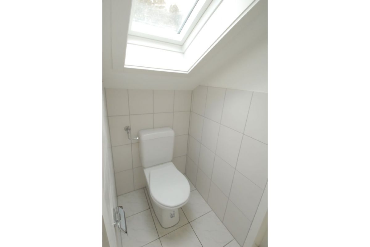 Kleines WC unter der Dachschräge