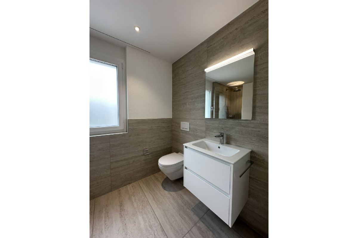 Modernes Gäste-WC mit Waschtisch und Wand-WC
