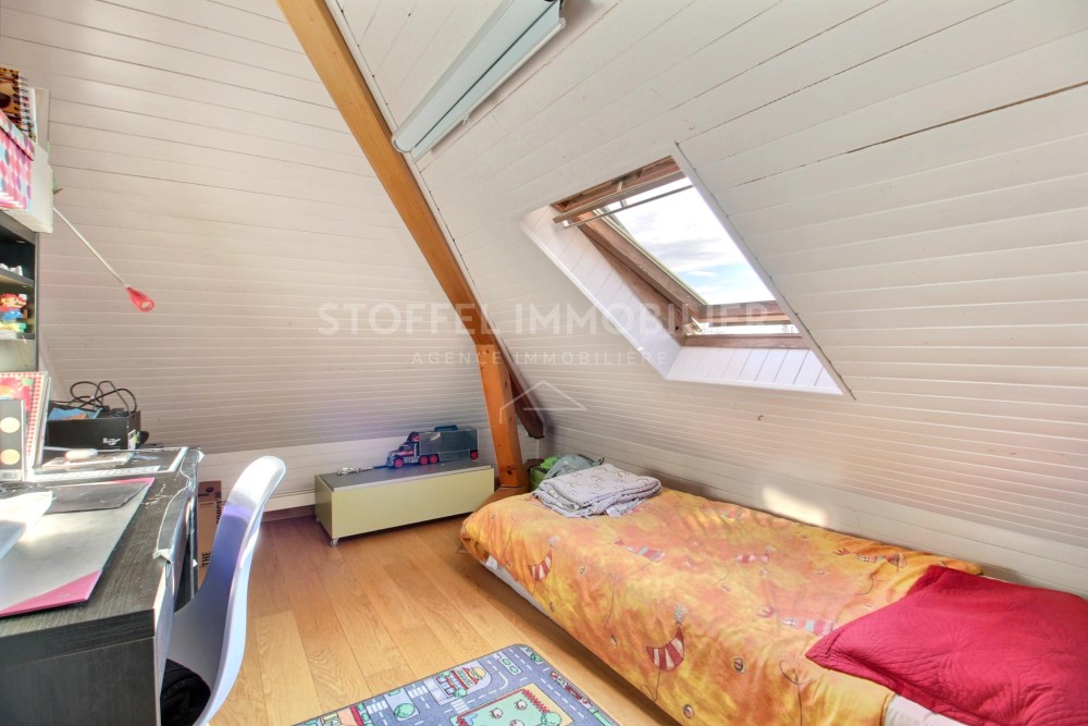 Dachzimmer mit Einzelbett und Arbeitsplatz
