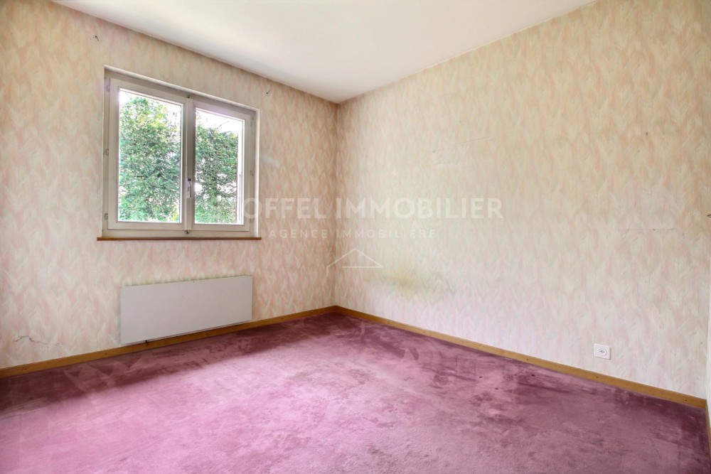 Leerstehendes Zimmer mit Fenster