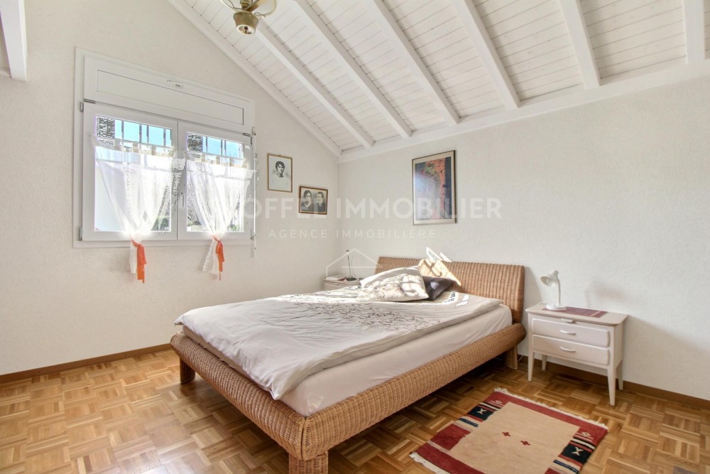 Helles Schlafzimmer mit Holzdecke