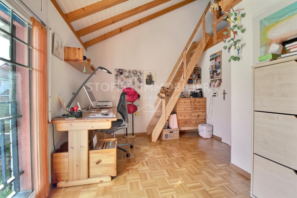 Arbeitszimmer mit Galerie und Holztreppe