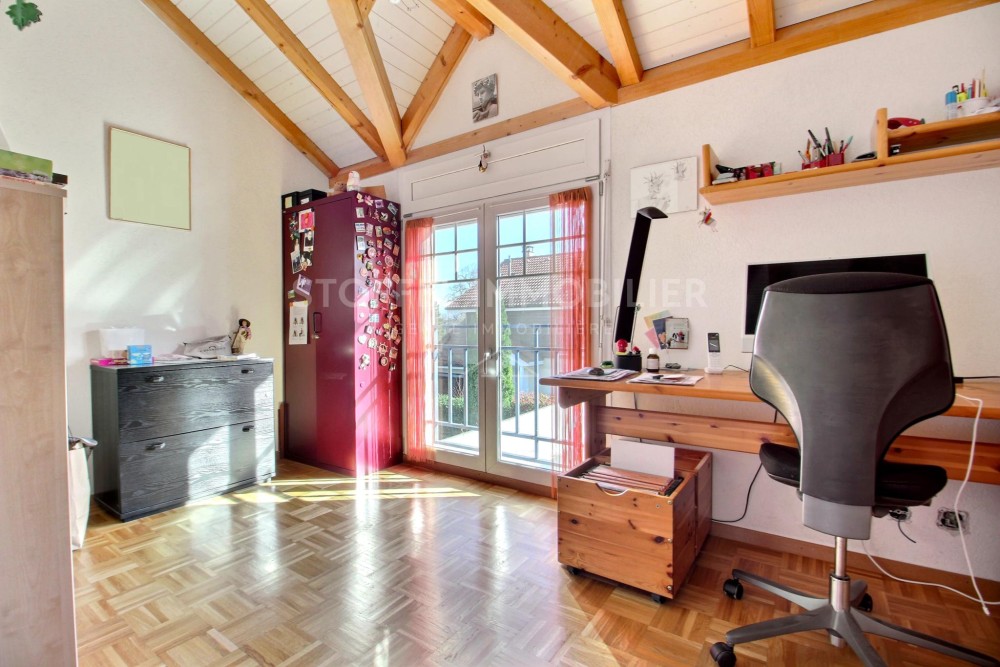 Arbeitszimmer mit Balkonzugang