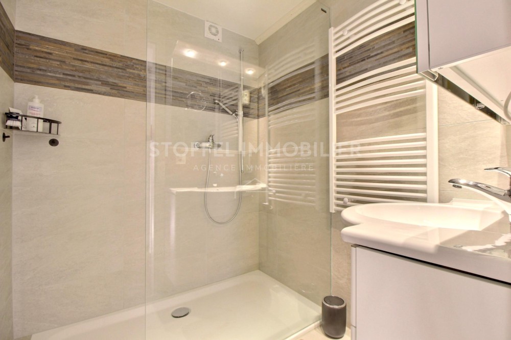 Modernes Badezimmer mit Dusche und Waschtisch