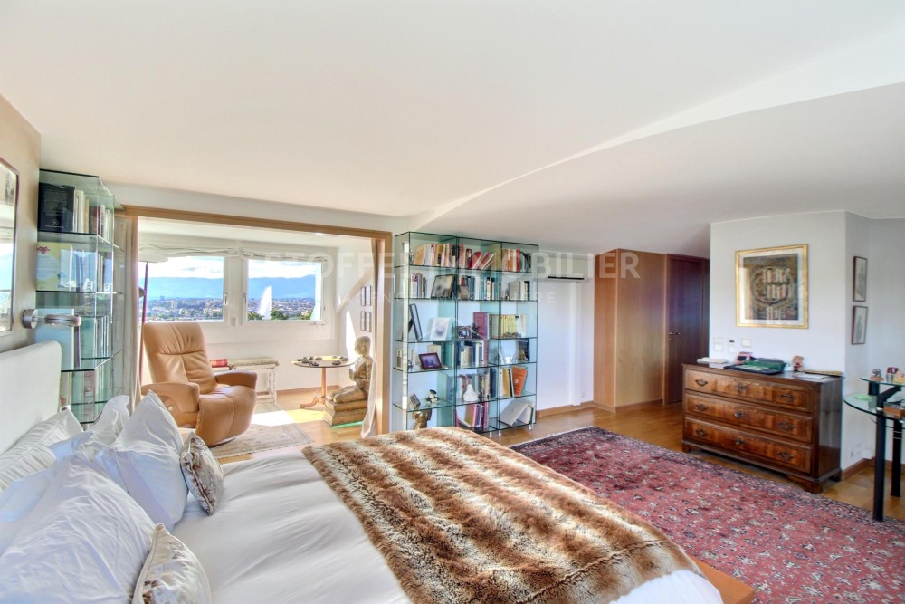 Schlafzimmer mit Sitznische und Stadtblick