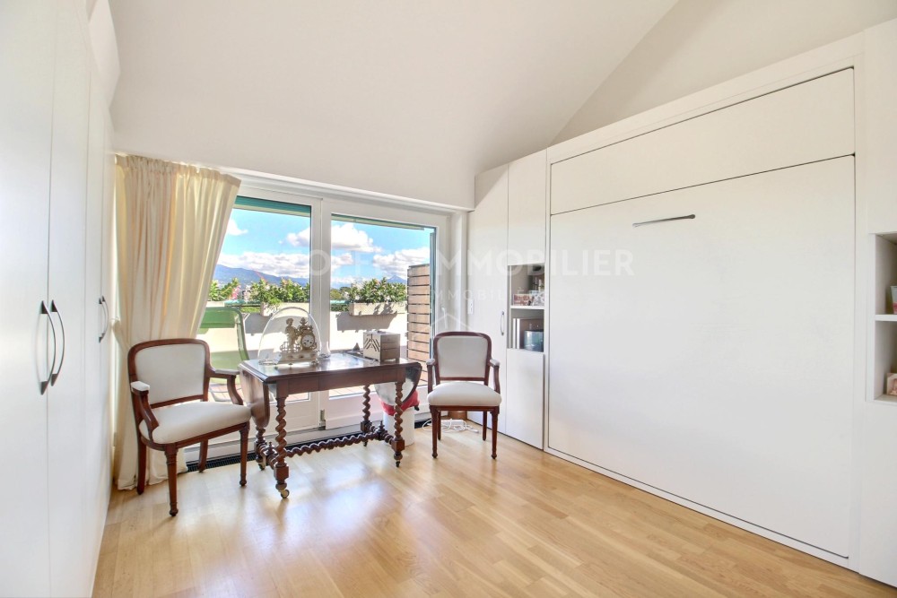 Heller Raum mit Klappbett und Balkonblick