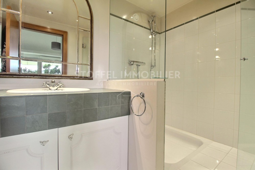 Helles Badezimmer mit Dusche und Waschtisch