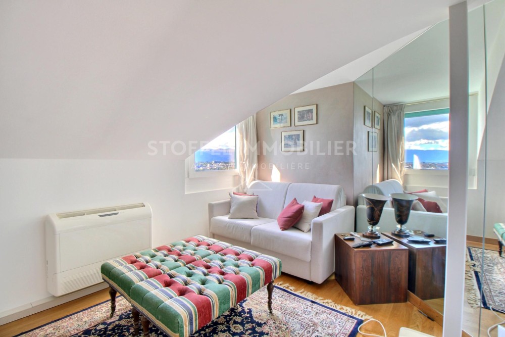 Dachgeschoss-Wohnzimmer mit Sofa und Ottomane