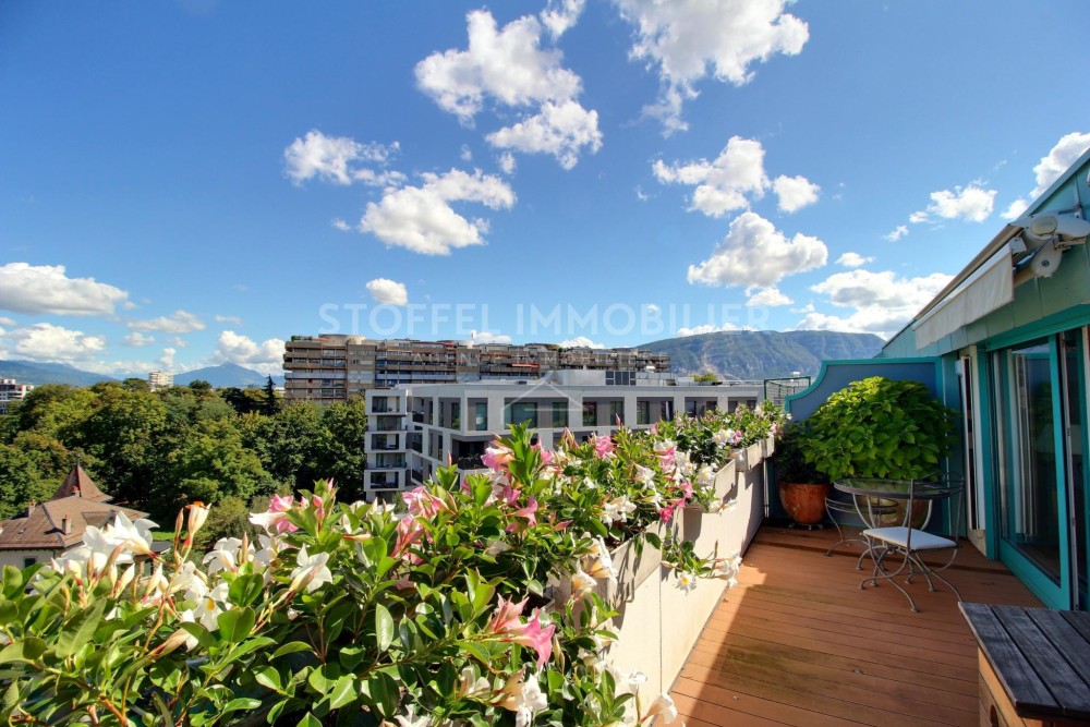 Balkon mit Blumen und Bergblick